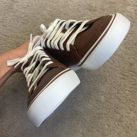 Men’s Levi’s Sneakers Size 9.5 - Picture 2 of 8